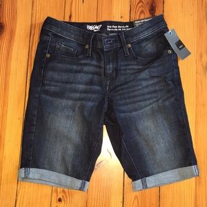 Mid-rise Bermuda shorts.